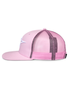 Casquette Trucker Alpinestars Corp, rose, profil latéral, visière plate et couronne structurée, logo brodé blanc sur le devant en sergé, arrière en maille rose, fermeture snapback réglable, sportswear décontracté