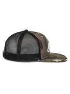 Casquette Alpinestars Corp Trucker, vue de profil, camouflage vert et noir, visière plate avec imprimé camouflage, panneaux arrière en maille noire, logo brodé blanc, accessoire décontracté pour les sports motorisés