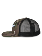 Casquette Trucker Alpinestars Corp, vue de profil, avant en sergé camouflage vert et visière plate, arrière en maille noire, logo Astars brodé en blanc, streetwear motorsport décontracté