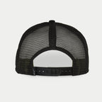Casquette Alpinestars Corp Trucker, Military Black, vue arrière montrant les panneaux arrière en maille noire et la fermeture snapback réglable, petite étiquette avec logo tissé, accessoire décontracté d'inspiration motorsport