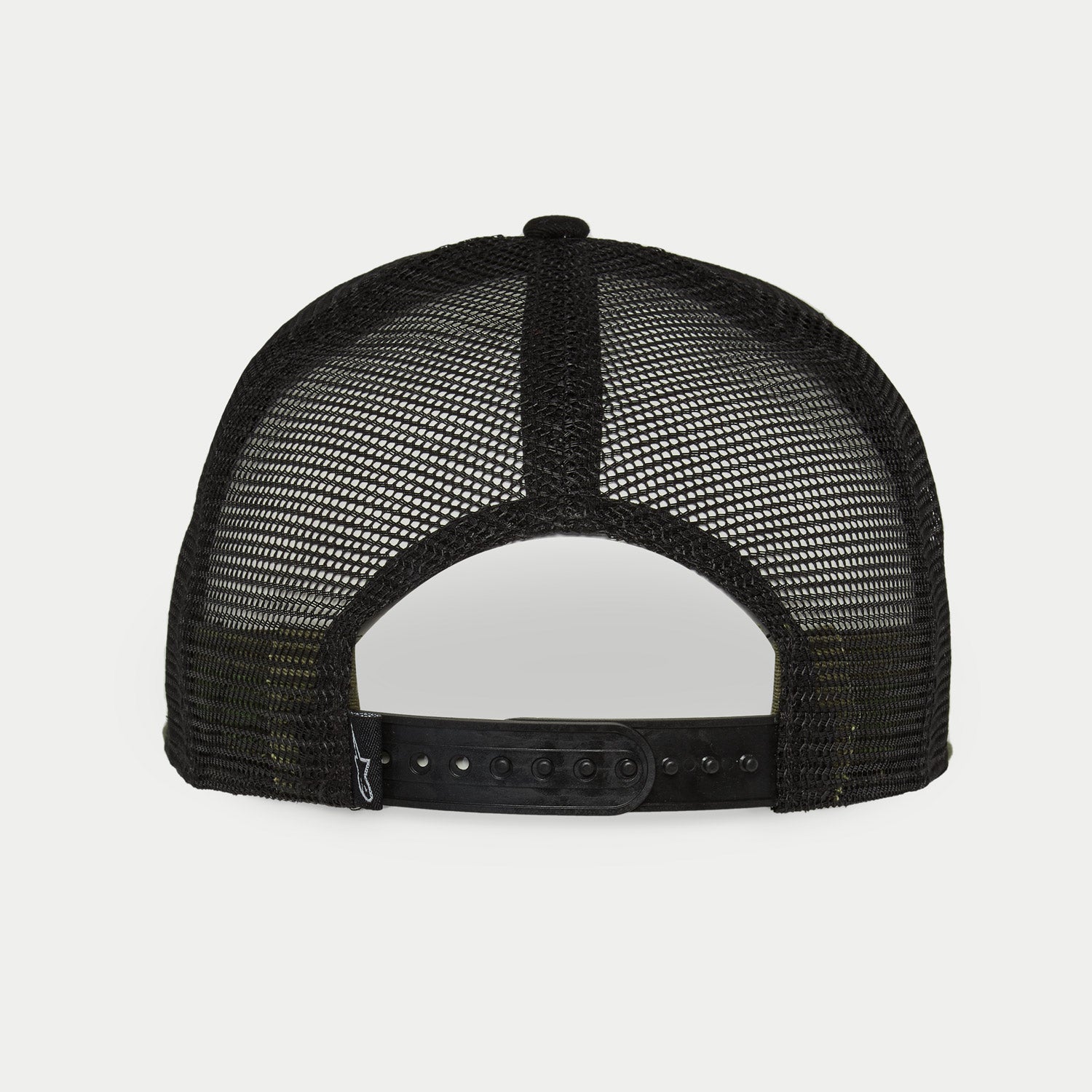 Casquette Alpinestars Corp Trucker, Military Black, vue arrière montrant les panneaux arrière en maille noire et la fermeture snapback réglable, petite étiquette avec logo tissé, accessoire décontracté d'inspiration motorsport