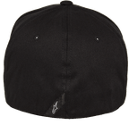 Casquette Alpinestars Corp Shift 2 Curved Brim, noire, vue arrière avec petit logo Astars blanc sur étiquette en daim diagonale, casquette Flexfit décontractée inspirée des sports mécaniques