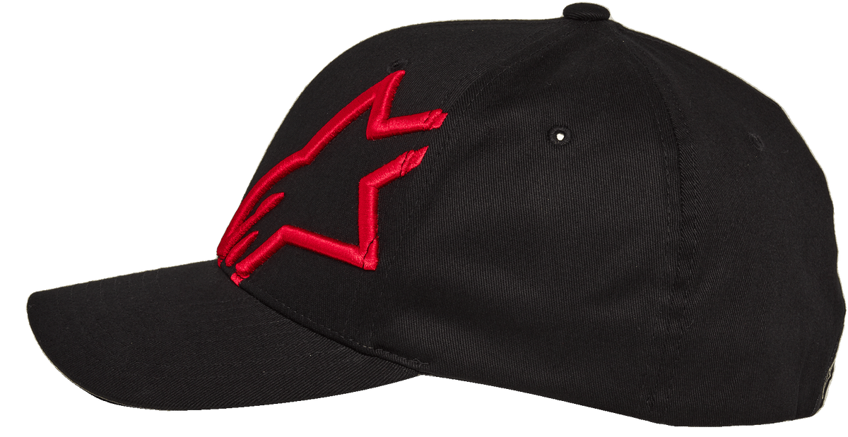 Casquette Alpinestars Corp Shift 2 Curved Brim, noire avec logo étoile brodé rouge, vue de profil, casquette de baseball Flexfit à visière courbée, vêtement de sport décontracté pour sports mécaniques