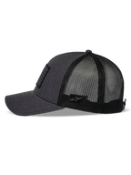 Casquette Snapback Flag Alpinestars, gris chiné anthracite et noir, vue de profil, visière courbée avec couronne structurée, devant en sergé et arrière en maille polyester noire, petit patch logo Astars sur le côté, couvre-chef décontracté de style sport automobile