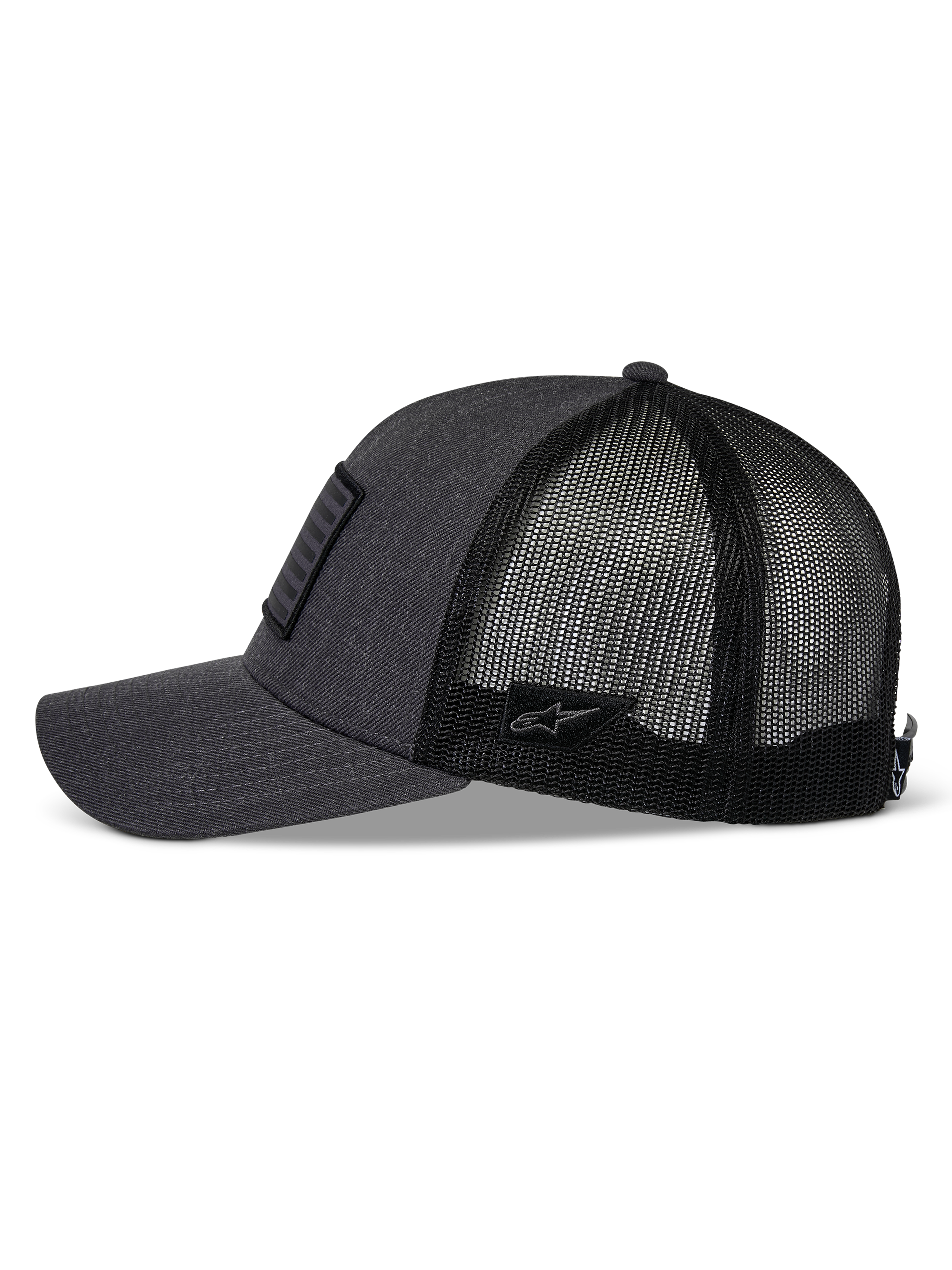 Casquette Snapback Flag Alpinestars, gris chiné anthracite et noir, vue de profil, visière courbée avec couronne structurée, devant en sergé et arrière en maille polyester noire, petit patch logo Astars sur le côté, couvre-chef décontracté de style sport automobile
