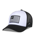 Casquette Snapback Flag Alpinestars, blanc et noir, couronne structurée avec visière courbée, panneau avant blanc et arrière en maille noire, dotée d'un patch logo rectangulaire de style drapeau, couvre-chef décontracté inspiré du sport automobile