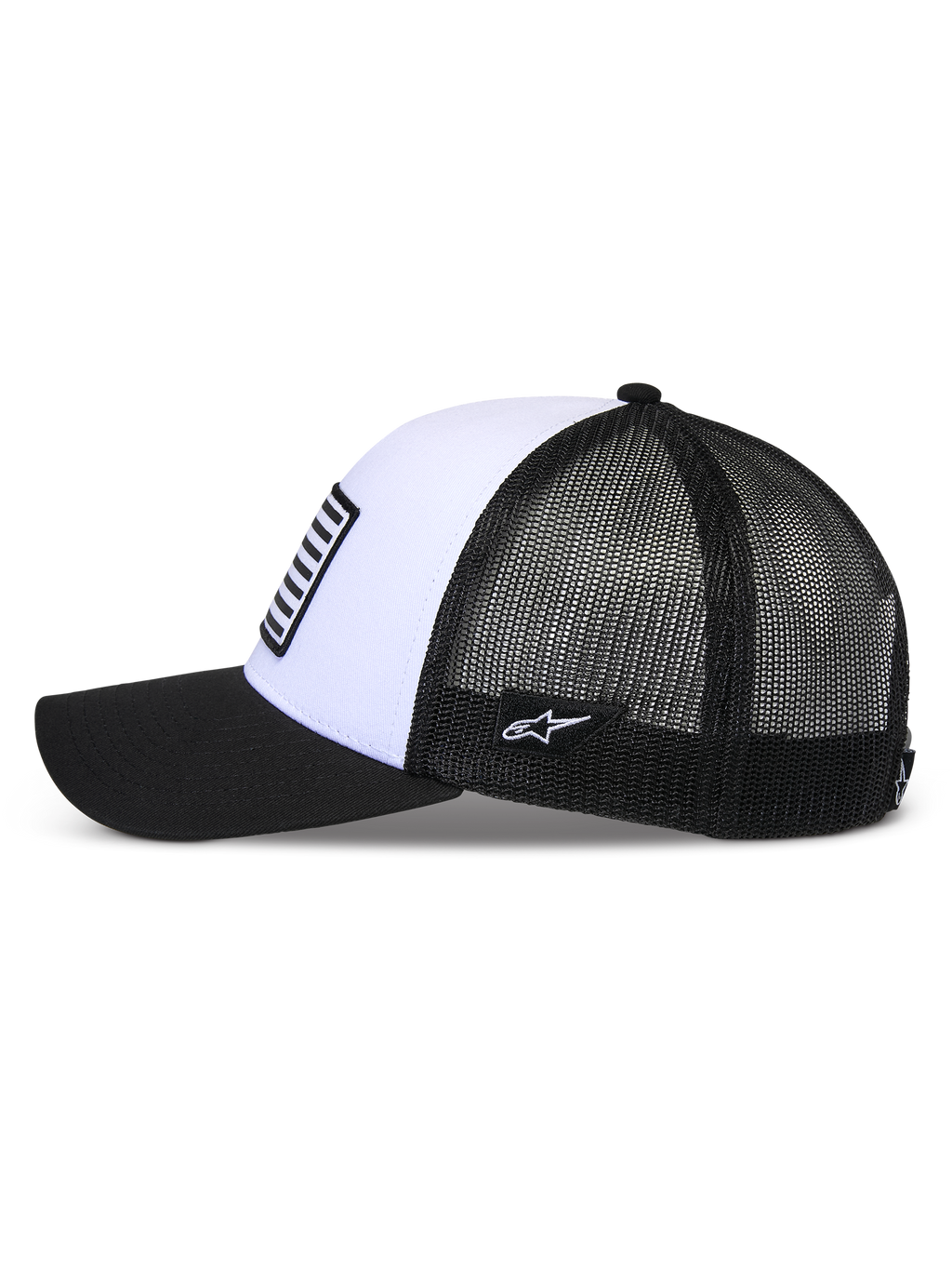 Casquette Snapback Alpinestars Flag, blanc et noir, vue de profil, avec visière noire courbée, panneau avant blanc structuré doté d'un écusson style drapeau et arrière en maille noire respirante.
