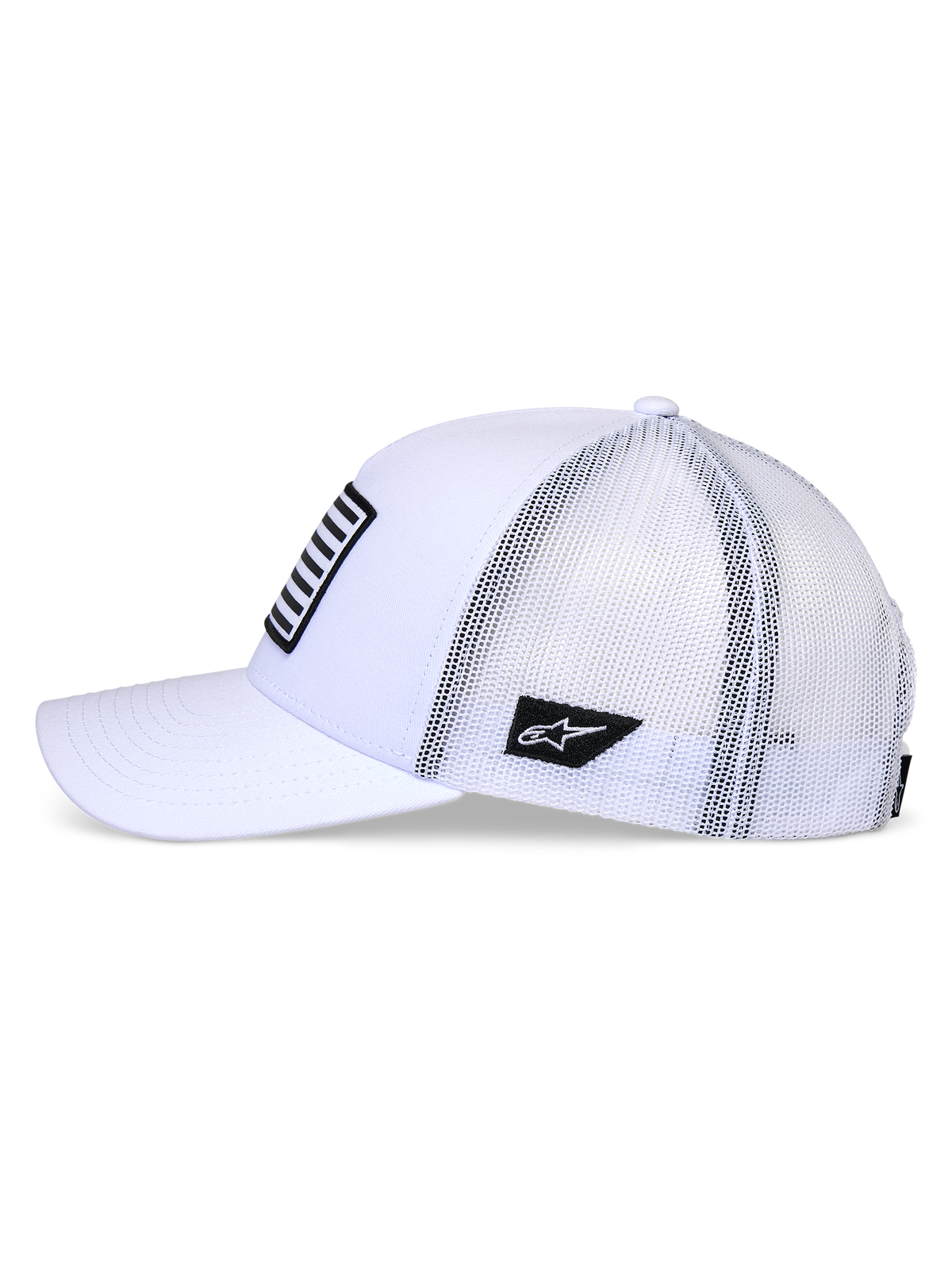 Casquette Snapback Flag Alpinestars, blanche, vue de profil d'une casquette de style trucker avec visière courbée et arrière en maille blanche, arborant un écusson logo noir sur le côté et un écusson rayé à l'avant