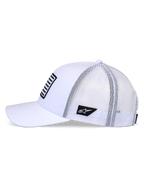 Casquette Snapback Flag Alpinestars, blanche, vue de profil d'une casquette de style trucker avec visière courbée et arrière en maille blanche, arborant un écusson logo noir sur le côté et un écusson rayé à l'avant
