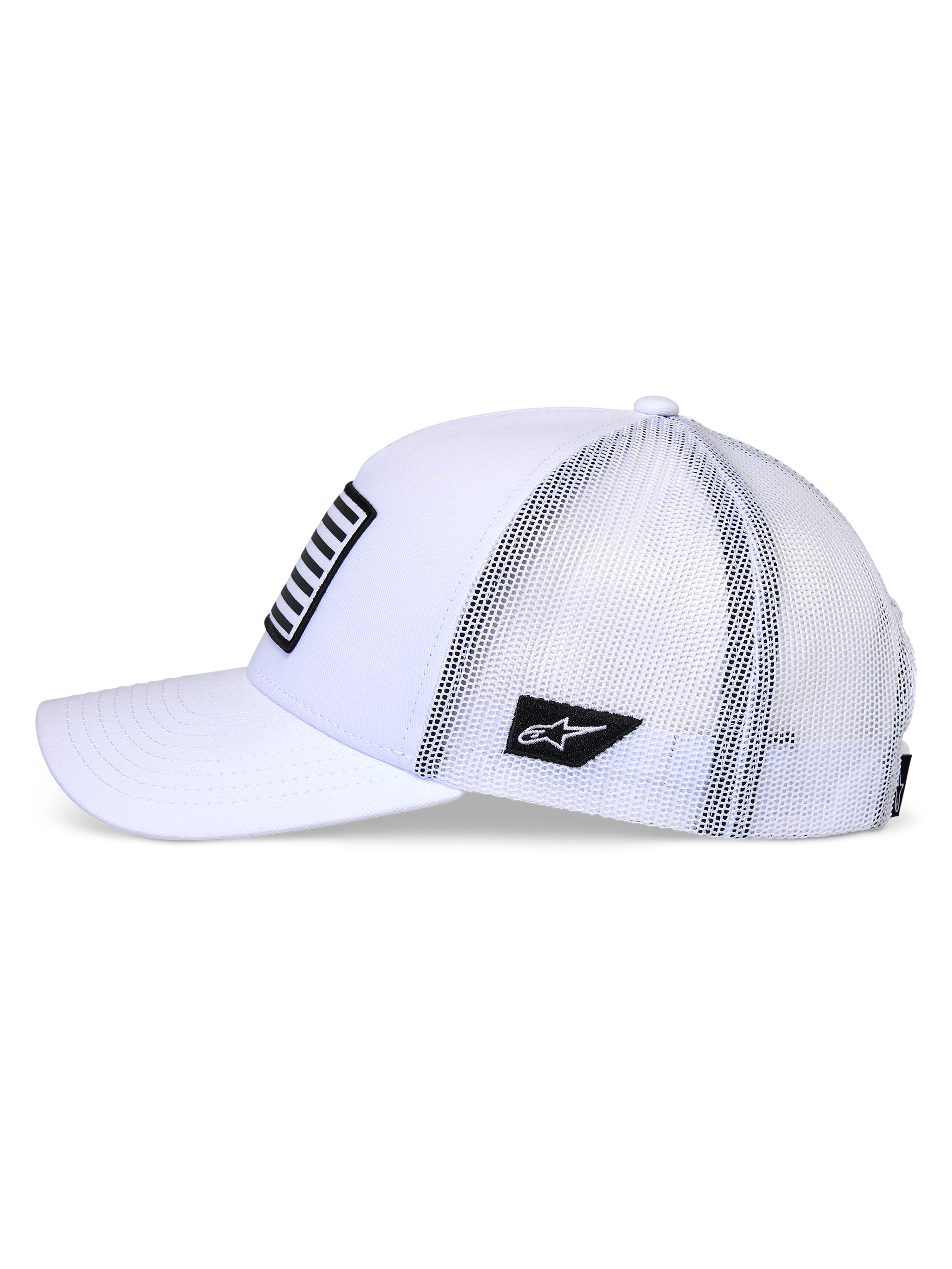 Casquette Snapback Flag Alpinestars, blanche, vue de profil d'une casquette de style trucker avec visière courbée et arrière en maille blanche, arborant un écusson logo noir sur le côté et un écusson rayé à l'avant