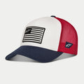 Casquette Snapback Flag Alpinestars, blanc, bleu marine et rouge, casquette de style trucker avec visière incurvée bleu marine, panneau avant blanc structuré orné d'un patch inspiré d'un drapeau, et dos en maille rouge, accessoire motorsport décontracté