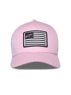 Casquette Snapback Flag Alpinestars, rose et blanche, dotée d'un devant en sergé rose et d'un dos en maille blanche, visière courbée, patch frontal avec motif de drapeau et logo Astars rose, style streetwear motorsport décontracté