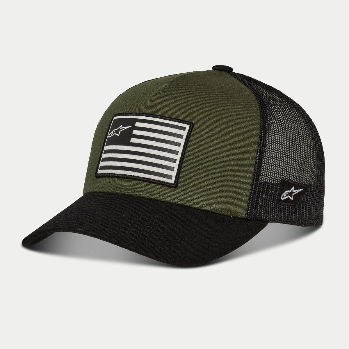 Casquette Snapback Flag Alpinestars, Military Black, panneau avant vert olive avec visière courbée noire et arrière en maille noire, dotée d'un patch drapeau avec logo à l'avant et d'une broderie latérale, streetwear décontracté inspiré du sport automobile