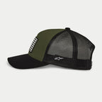 Casquette Snapback Alpinestars Flag en Military Black, vue de profil, panneau avant vert olive avec visière courbée noire et arrière en maille noire, logo brodé blanc sur le côté, couvre-chef décontracté inspiré du sport automobile