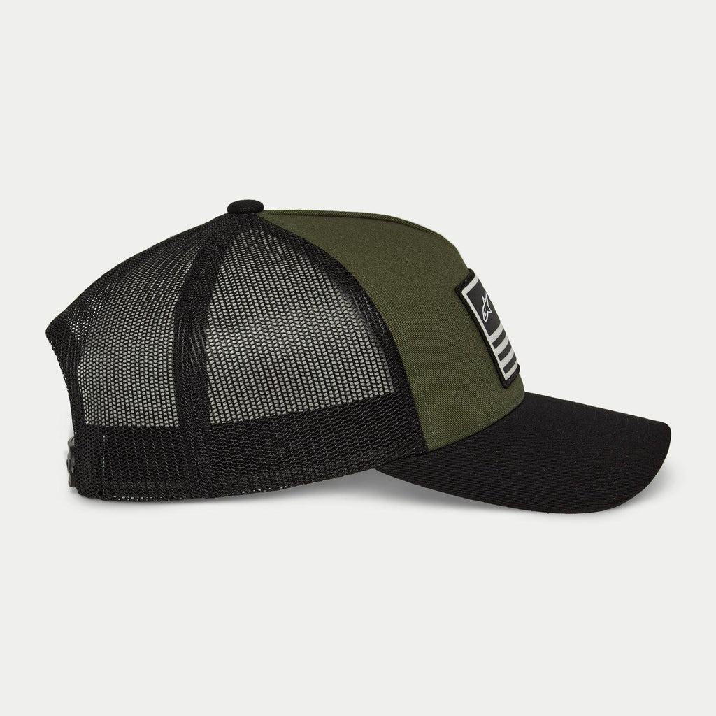 Casquette Snapback Flag Alpinestars, vert militaire et noir, vue de profil avec visière courbée et panneaux arrière en maille noire, écusson rectangulaire à l'avant avec logo blanc et rayures, couvre-chef décontracté inspiré du sport automobile
