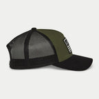 Casquette Snapback Flag Alpinestars, vert militaire et noir, vue de profil avec visière courbée et panneaux arrière en maille noire, écusson rectangulaire à l'avant avec logo blanc et rayures, couvre-chef décontracté inspiré du sport automobile