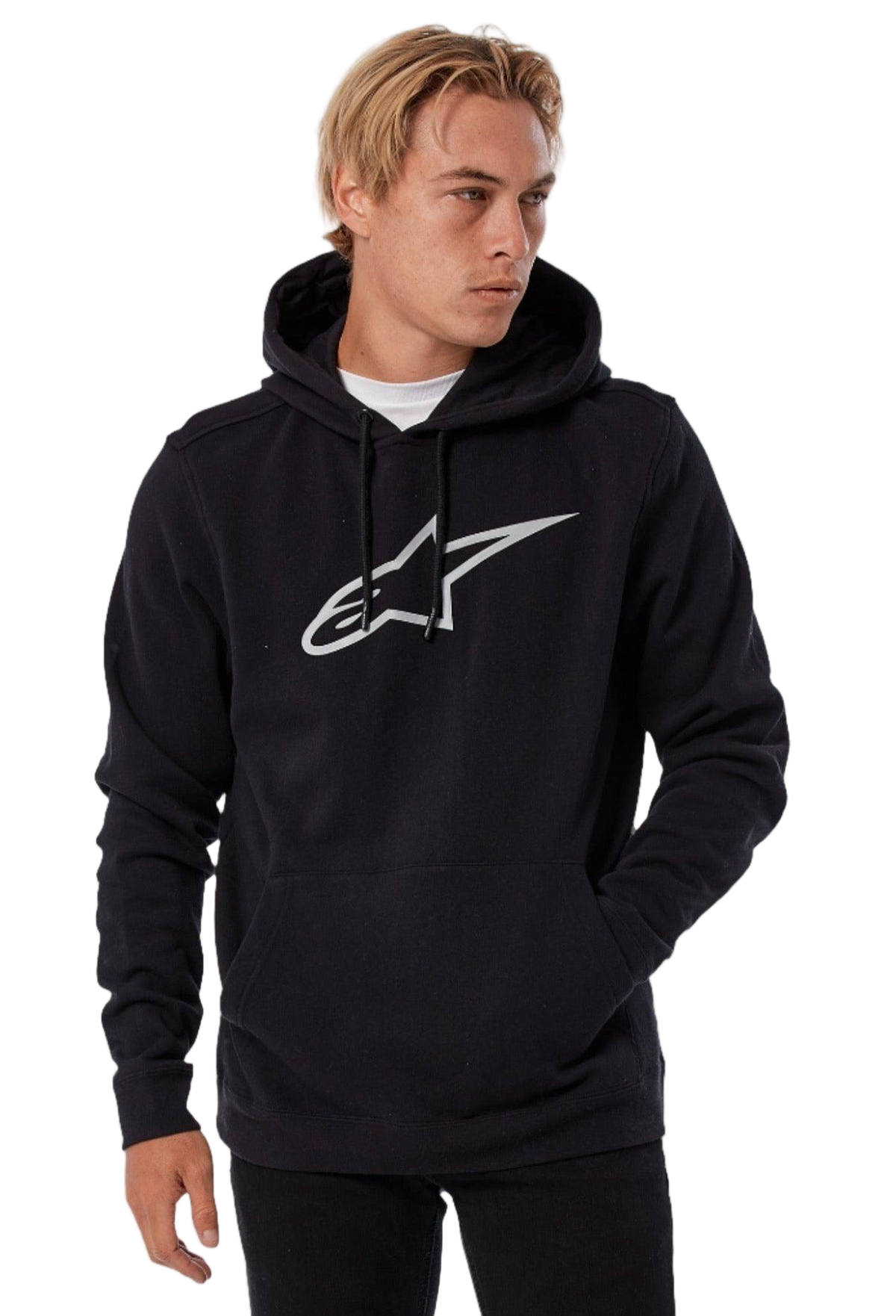 Homme portant le sweat à capuche Alpinestars Ageless V3, noir avec un grand logo Astars aux contours gris sur la poitrine, style streetwear décontracté avec capuche à cordon de serrage et poche kangourou, vêtement lifestyle confortable