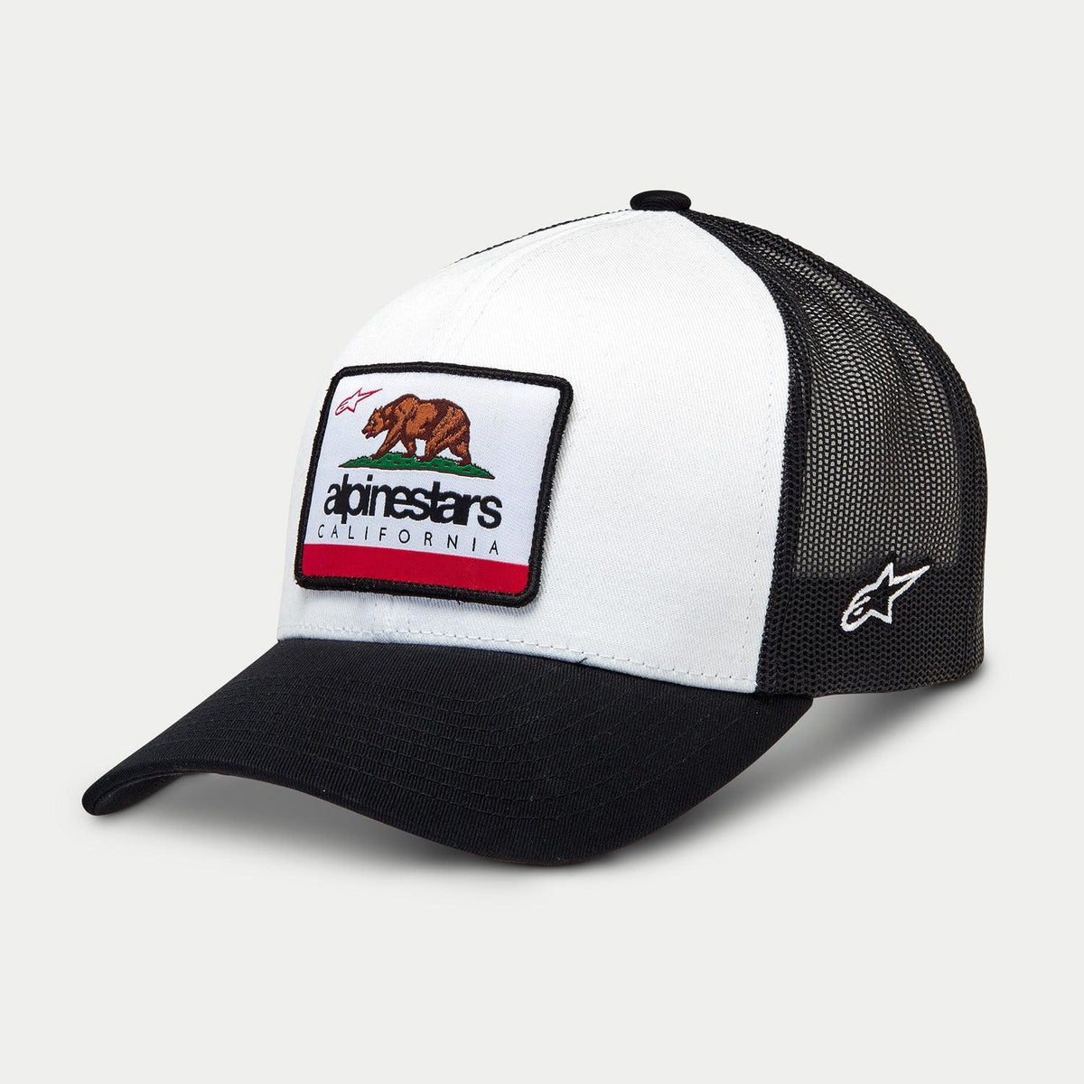 Casquette Alpinestars Cali 2.0, casquette trucker, blanche et noire, avec un écusson tissé de l'ours de Californie et le logo Alpinestars, couronne structurée, visière courbée noire et arrière en maille filet, couvre-chef décontracté de sport automobile