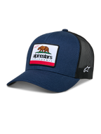Casquette Alpinestars Cali 2.0, casquette trucker bleu marine et noir, avec un grand écusson de l'ours de Californie et le logo Alpinestars, visière incurvée, arrière en maille noire respirante, couvre-chef motorsport décontracté