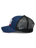 Casquette Alpinestars Cali 2.0, bleu marine et noir, vue de profil, devant en sergé avec écusson tissé merrow, arrière en maille polyester noire avec logo étoile blanc brodé, visière incurvée, couvre-chef décontracté inspiré des sports mécaniques