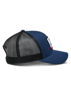 Casquette Alpinestars Cali 2.0, bleu marine avec maille noire, vue de profil, casquette trucker structurée avec visière incurvée et devant en sergé, arrière en maille polyester respirante, couvre-chef motorsport décontracté