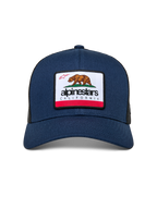 Casquette Alpinestars Cali 2.0, bleu marine, avec écusson tissé merrow affichant l'ours de Californie et le logo Alpinestars, visière incurvée, couronne structurée et arrière en maille polyester, style streetwear décontracté motorsport