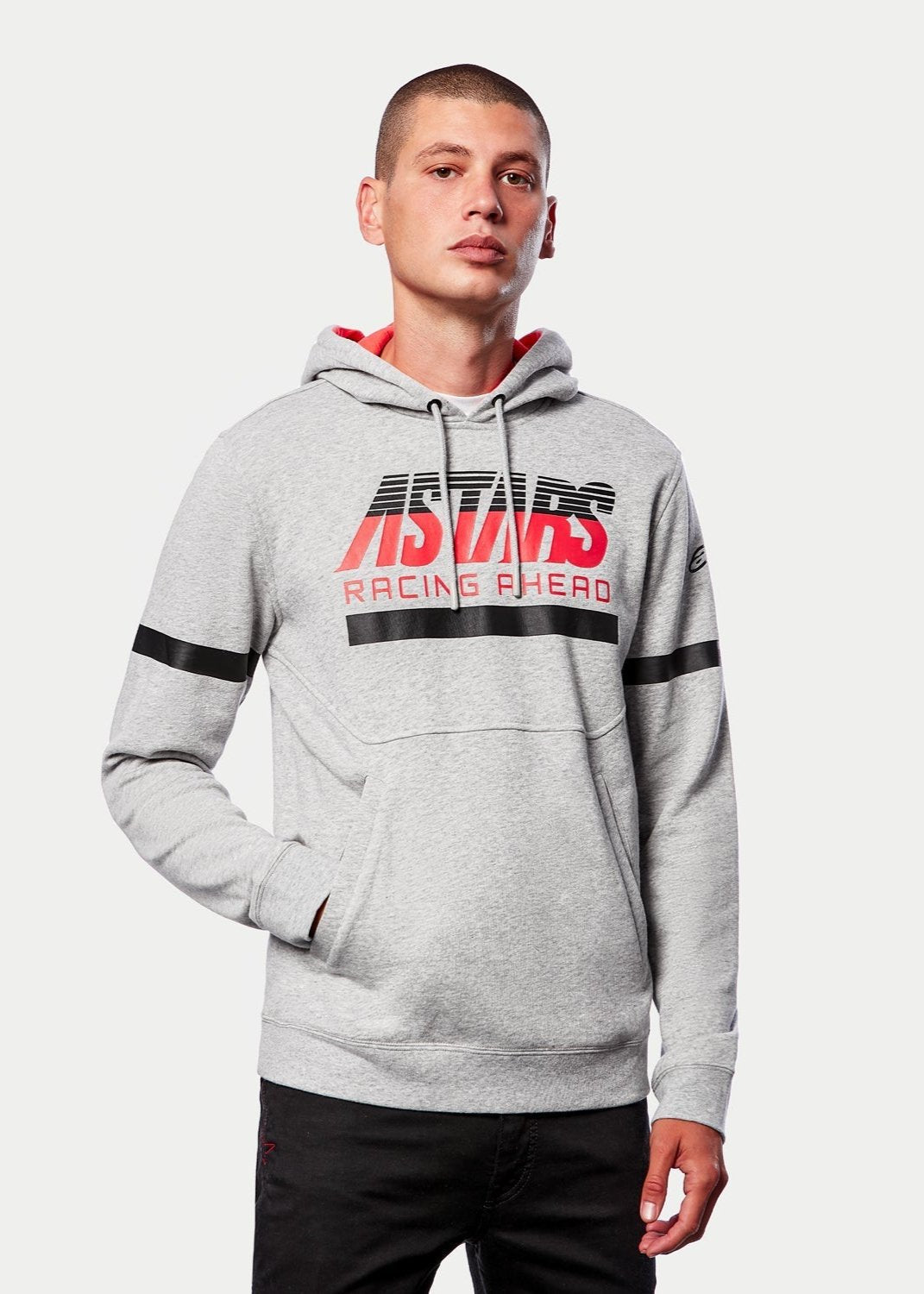 Sweat à capuche Alpinestars Club, streetwear décontracté, gris chiné avec capuche doublée de jersey rouge, graphisme ASTARS RACING AHEAD, bandes horizontales noires sur la poitrine et les manches, sweat en polaire d'inspiration sport automobile