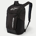 Sac à dos Alpinestars Defcon V2, sac à dos quotidien, noir, avec logo blanc imprimé et marquage vertical Alpinestars, poche avant zippée, poches latérales en maille et bretelles rembourrées en maille aérée, conception durable en polyester 600D