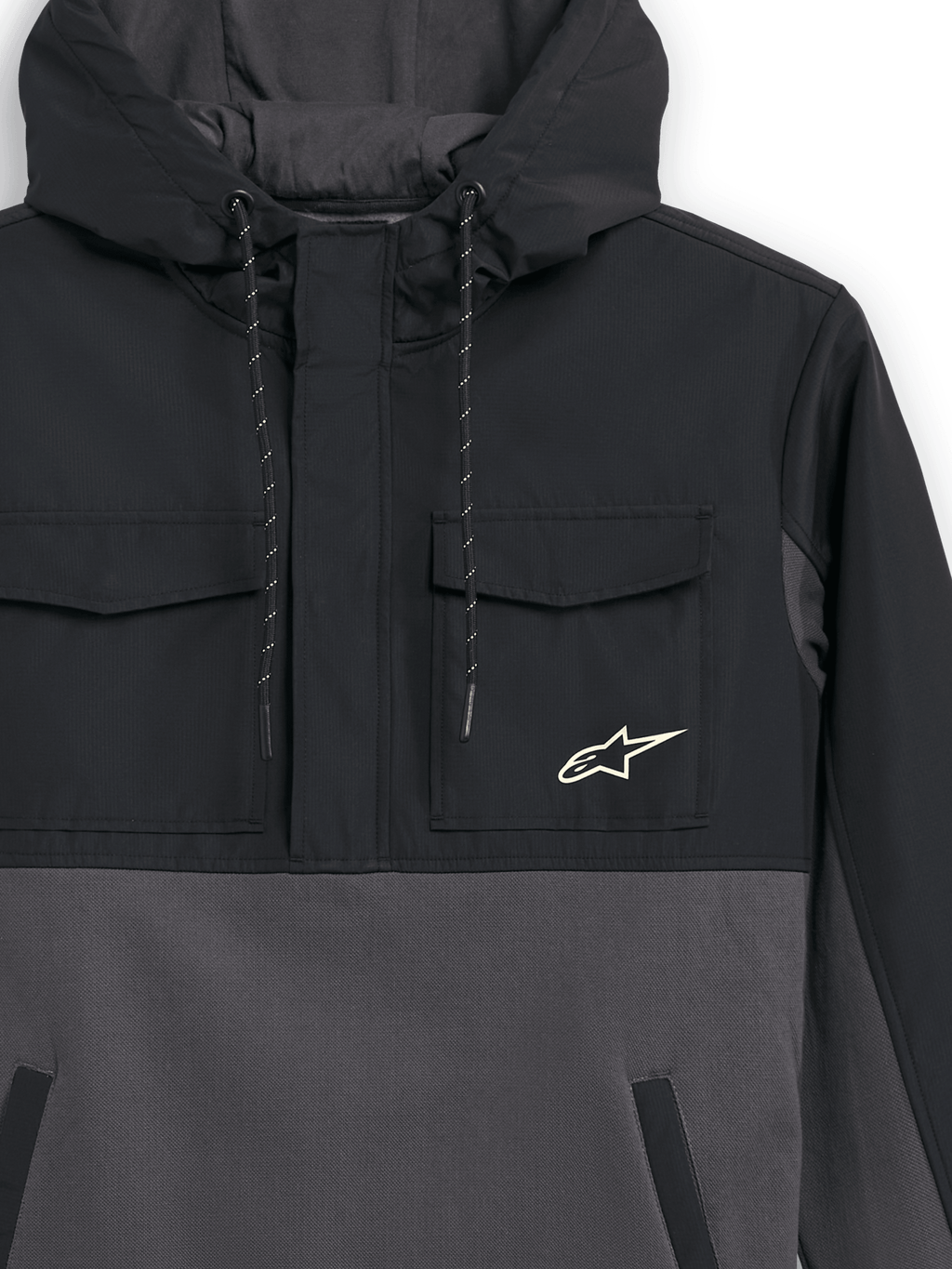 Veste hybride Alpinestars Juncture, noir et gris anthracite, vue rapprochée de l'avant, anorak en matériaux mixtes avec poches poitrine en ripstop et corps en polaire de toile, logo étoile Alpinestars sur la poitrine, capuche à cordon de serrage, style streetwear inspiré du sport automobile
