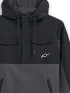 Veste hybride Alpinestars Juncture, noir et gris anthracite, vue rapprochée de l'avant, anorak en matériaux mixtes avec poches poitrine en ripstop et corps en polaire de toile, logo étoile Alpinestars sur la poitrine, capuche à cordon de serrage, style streetwear inspiré du sport automobile