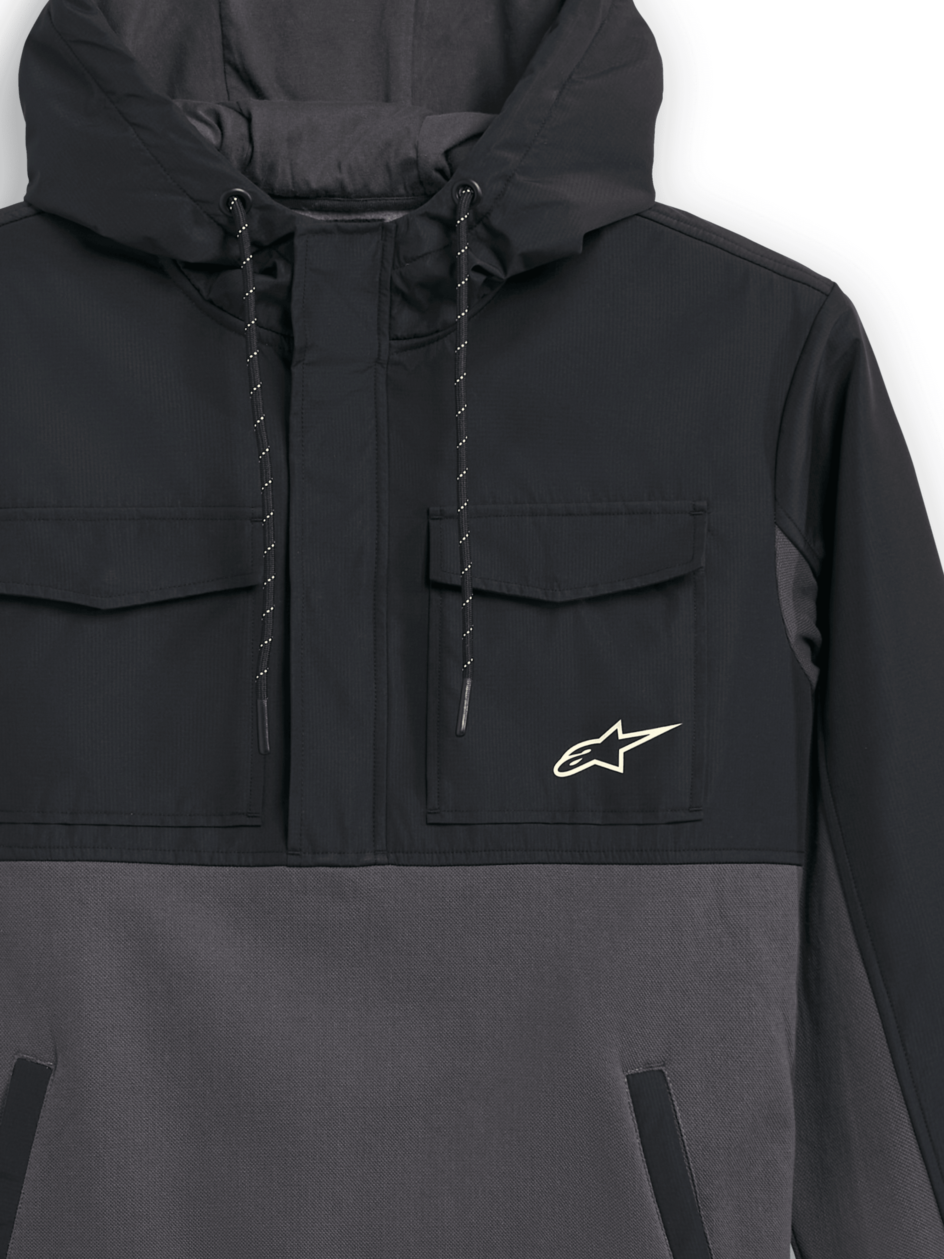Veste hybride Alpinestars Juncture, noir et gris anthracite, vue rapprochée de l'avant, anorak en matériaux mixtes avec poches poitrine en ripstop et corps en polaire de toile, logo étoile Alpinestars sur la poitrine, capuche à cordon de serrage, style streetwear inspiré du sport automobile