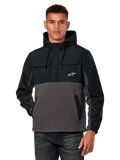 Veste hybride Juncture d'Alpinestars, anorak à capuche pour homme, noir et gris anthracite, design bicolore avec empiècements en ripstop et polaire de toile, poches poitrine avec logo étoile blanc et capuche à cordon de serrage, style streetwear décontracté inspiré des sports mécaniques
