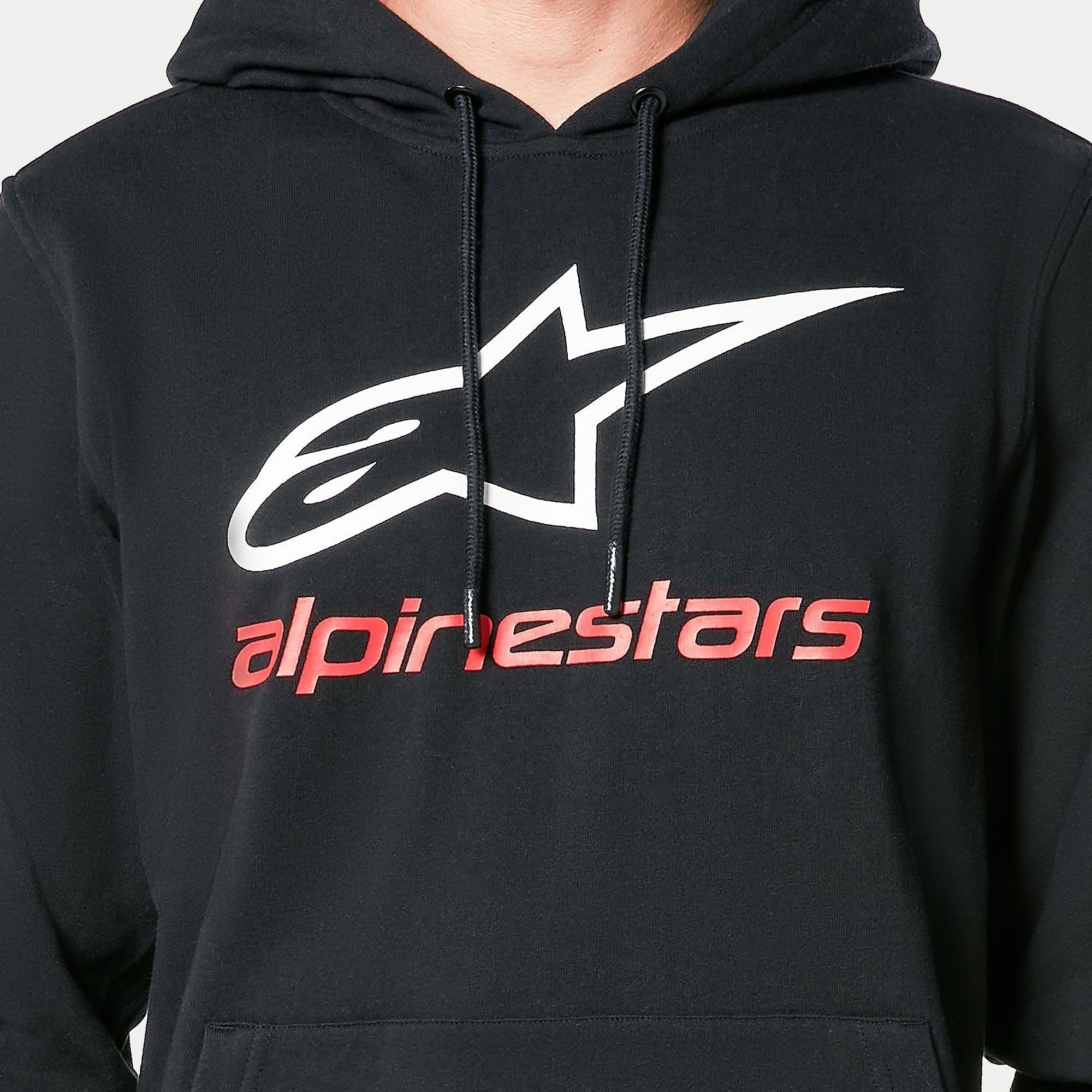 Sweat à capuche Alpinestars Always V3, polaire noire, logo étoile blanc et texte alpinestars rouge sur la poitrine, cordons de serrage noirs avec embouts trempés, streetwear décontracté d'inspiration sport automobile