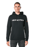 Sweat à capuche Alpinestars Linear Wordmark V3, sweat à capuche noir, logo Alpinestars blanc sur la poitrine, logo Ageless rouge sur la manche, poche kangourou, capuche à cordon de serrage, porté par un mannequin homme, streetwear décontracté inspiré des sports mécaniques
