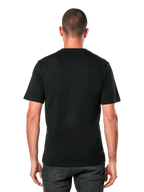 Alpinestars Ageless 2.0 CSF Tee, t-shirt à manches courtes, noir, vue de dos sur modèle, design épuré avec coupe « cut and sew », vêtement de sport décontracté inspiré des sports mécaniques
