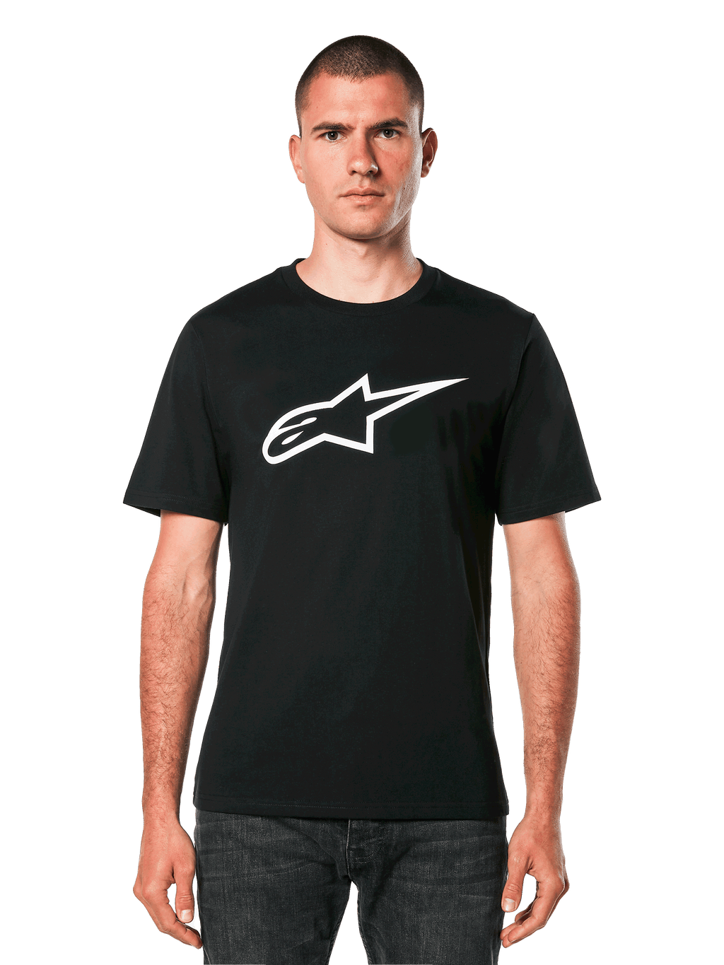 Alpinestars Ageless 2.0 CSF Tee, t-shirt noir à manches courtes, logo étoile Alpinestars blanc, porté par un mannequin avec un jean foncé, style streetwear décontracté motorsport