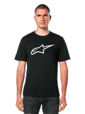 Alpinestars Ageless 2.0 CSF Tee, t-shirt noir à manches courtes, logo étoile Alpinestars blanc, porté par un mannequin avec un jean foncé, style streetwear décontracté motorsport
