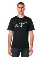 Alpinestars Ageless 2.0 CSF Tee, t-shirt noir à manches courtes, logo étoile Alpinestars blanc, porté par un mannequin avec un jean foncé, style streetwear décontracté motorsport