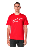 Alpinestars Ageless 2.0 CSF Tee, t-shirt rouge à manches courtes avec logo étoile blanc, vêtement de sport automobile décontracté, col rond, vue de face sur modèle