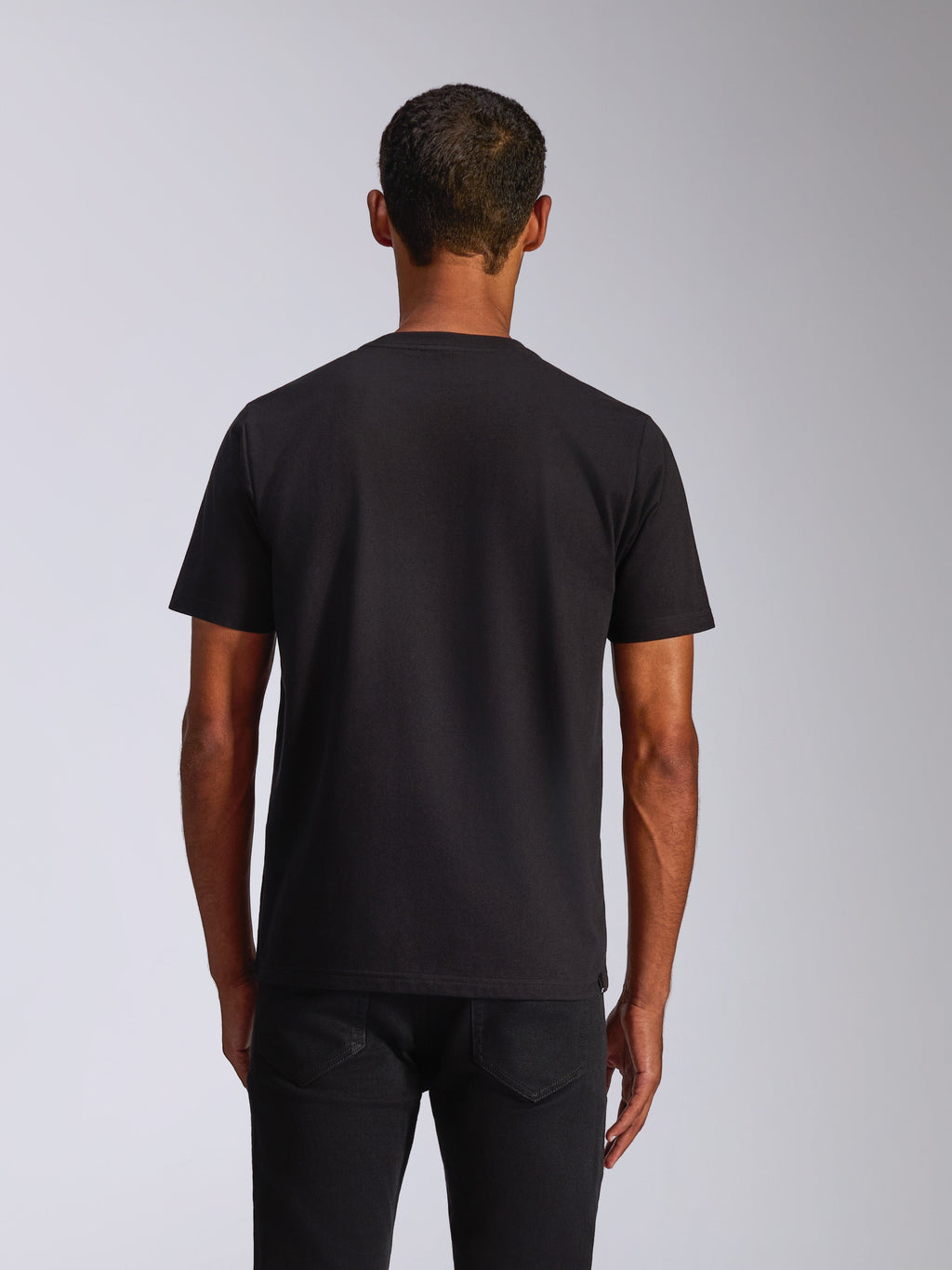 T-shirt Alpinestars Ageless 2.0 CSF, t-shirt à manches courtes, noir, vue de dos sur mannequin, streetwear décontracté sport automobile