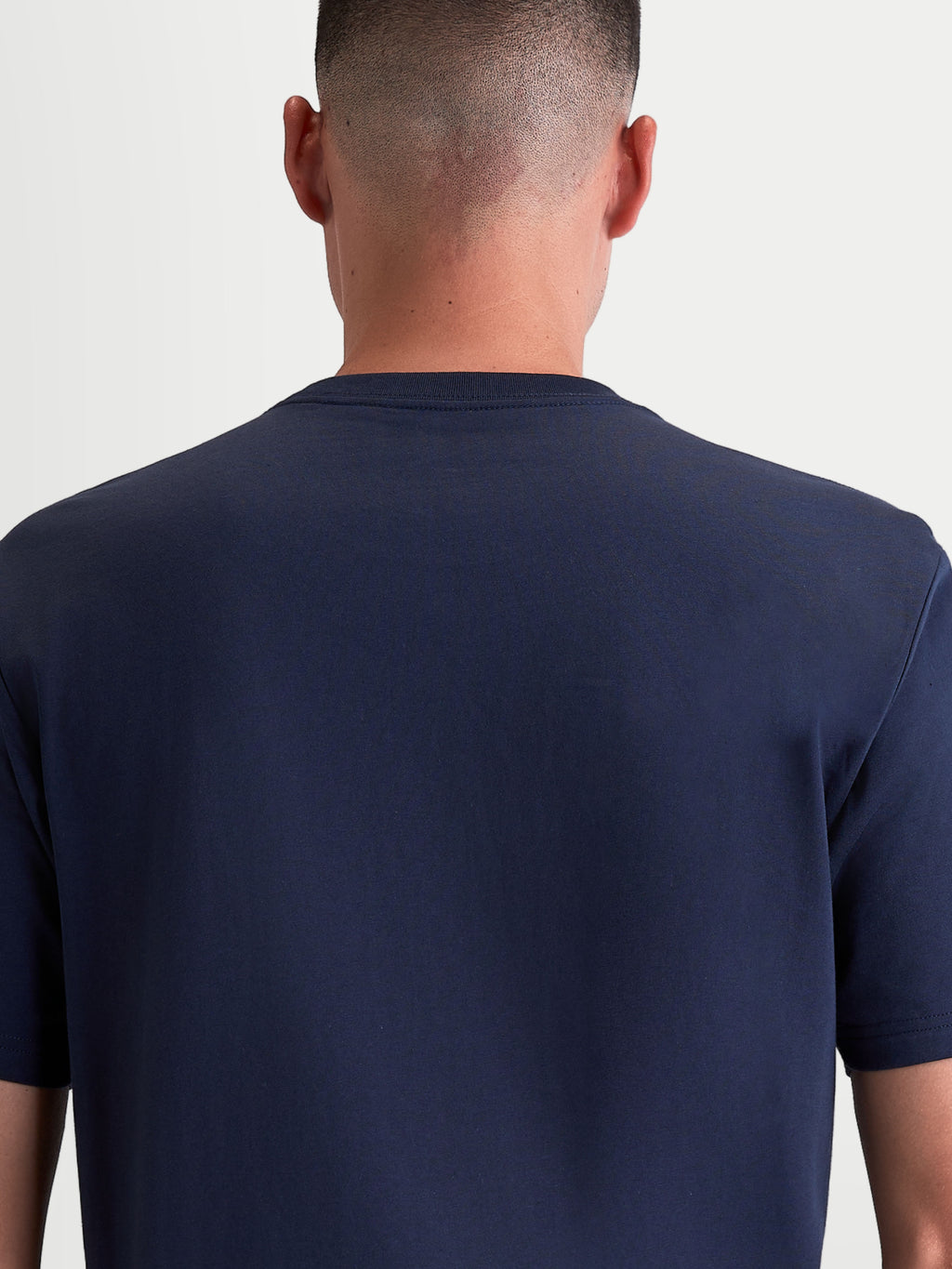 Alpinestars Ageless 2.0 CSF T-Shirt, t-shirt sportswear bleu marine unisexe, vue de dos sur modèle montrant la coupe cut-and-sew et la construction premium en mélange de coton et polyester.