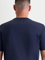 Alpinestars Ageless 2.0 CSF T-Shirt, t-shirt sportswear bleu marine unisexe, vue de dos sur modèle montrant la coupe cut-and-sew et la construction premium en mélange de coton et polyester.