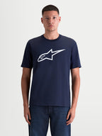 Alpinestars T-shirt Ageless 2.0 CSF, t-shirt de sportswear à manches courtes, unisexe, bleu marine et blanc, mélange coton-polyester avec logo Ageless imprimé, vue de face sur modèle.