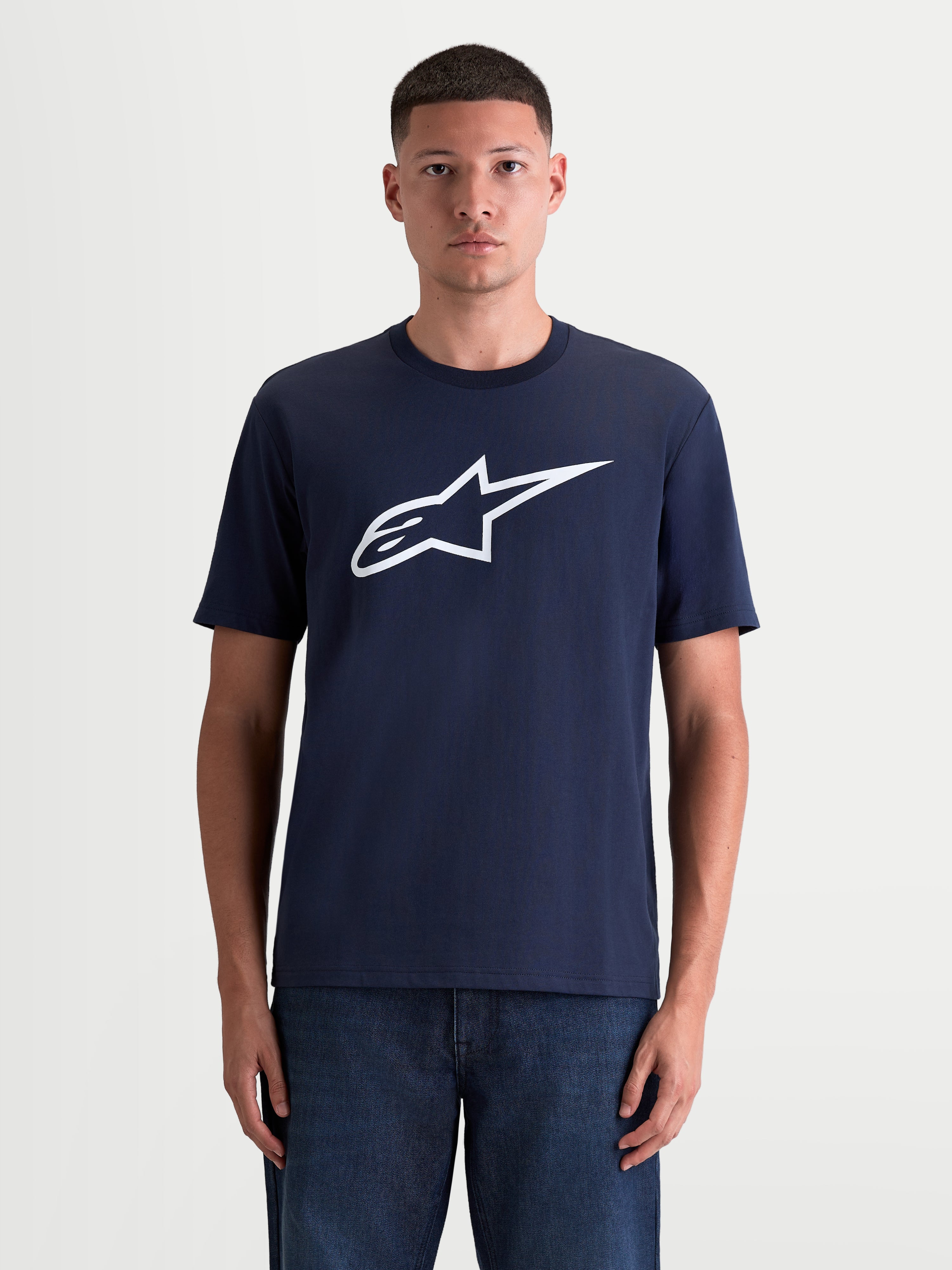 Alpinestars T-shirt Ageless 2.0 CSF, t-shirt de sportswear à manches courtes, unisexe, bleu marine et blanc, mélange coton-polyester avec logo Ageless imprimé, vue de face sur modèle.
