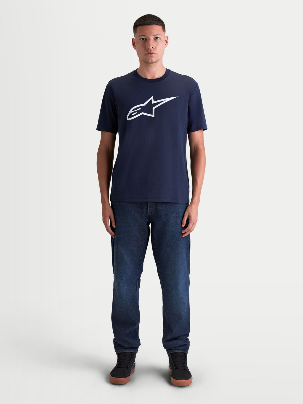 Alpinestars t-shirt Ageless 2.0 CSF, t-shirt sportswear à manches courtes pour homme, bleu marine et blanc, avec un grand graphique logo Ageless imprimé sur la poitrine, mélange de coton peigné et polyester, porté par un modèle