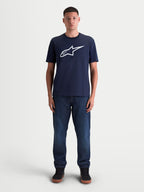 Alpinestars t-shirt Ageless 2.0 CSF, t-shirt sportswear à manches courtes pour homme, bleu marine et blanc, avec un grand graphique logo Ageless imprimé sur la poitrine, mélange de coton peigné et polyester, porté par un modèle