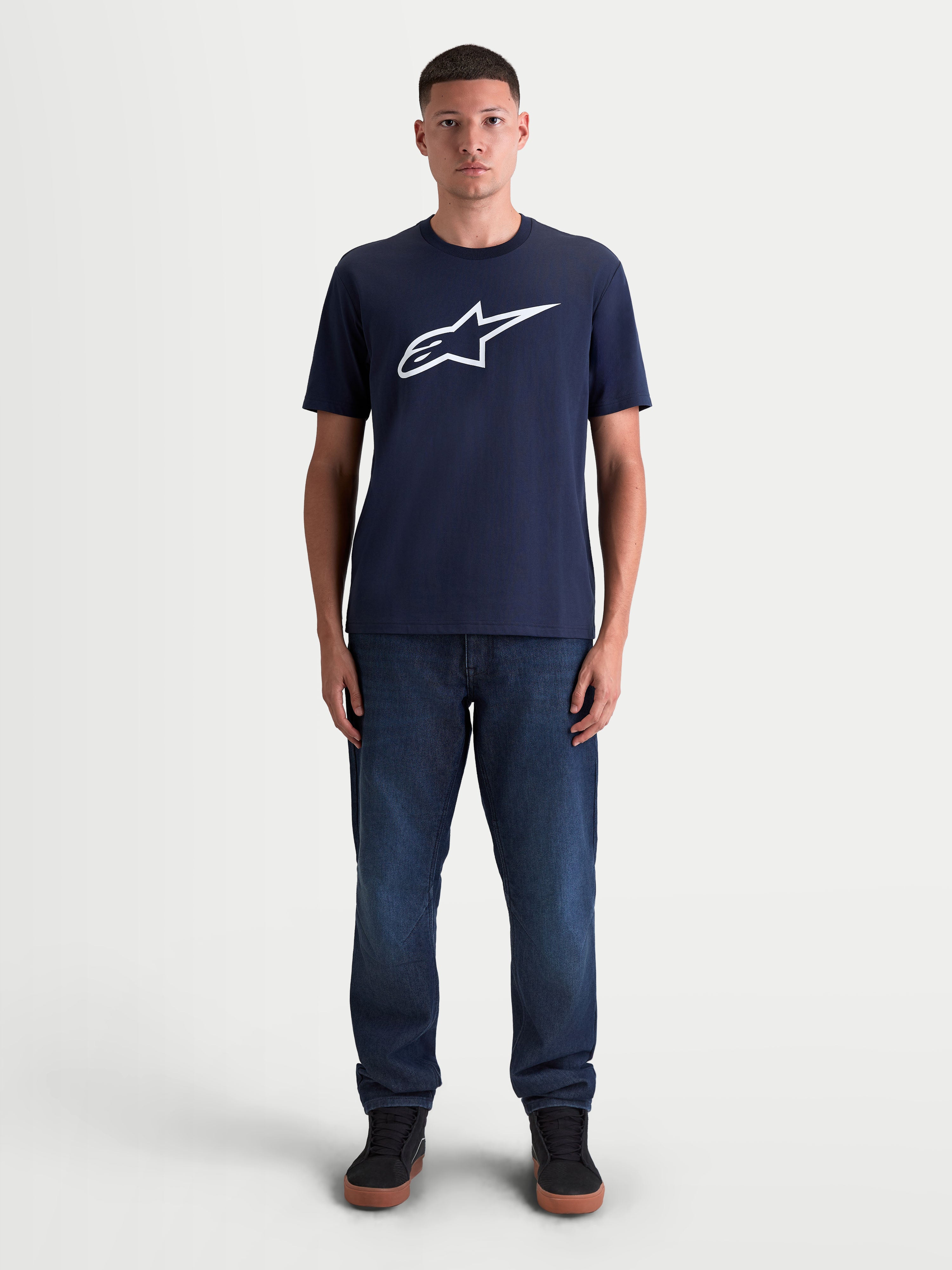 Alpinestars t-shirt Ageless 2.0 CSF, t-shirt sportswear à manches courtes pour homme, bleu marine et blanc, avec un grand graphique logo Ageless imprimé sur la poitrine, mélange de coton peigné et polyester, porté par un modèle