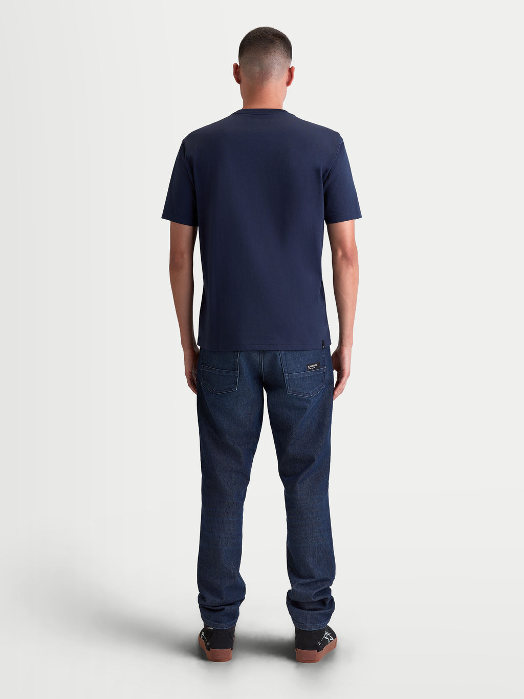 Alpinestars Ageless 2.0 CSF, t-shirt de sportswear à manches courtes pour homme, bleu marine, vue de dos sur modèle montrant la coupe cut-and-sew structurée et la confection en mélange de coton et polyester premium pour un style décontracté quotidien.
