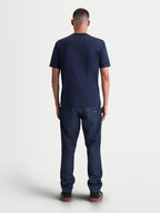 Alpinestars Ageless 2.0 CSF, t-shirt de sportswear à manches courtes pour homme, bleu marine, vue de dos sur modèle montrant la coupe cut-and-sew structurée et la confection en mélange de coton et polyester premium pour un style décontracté quotidien.