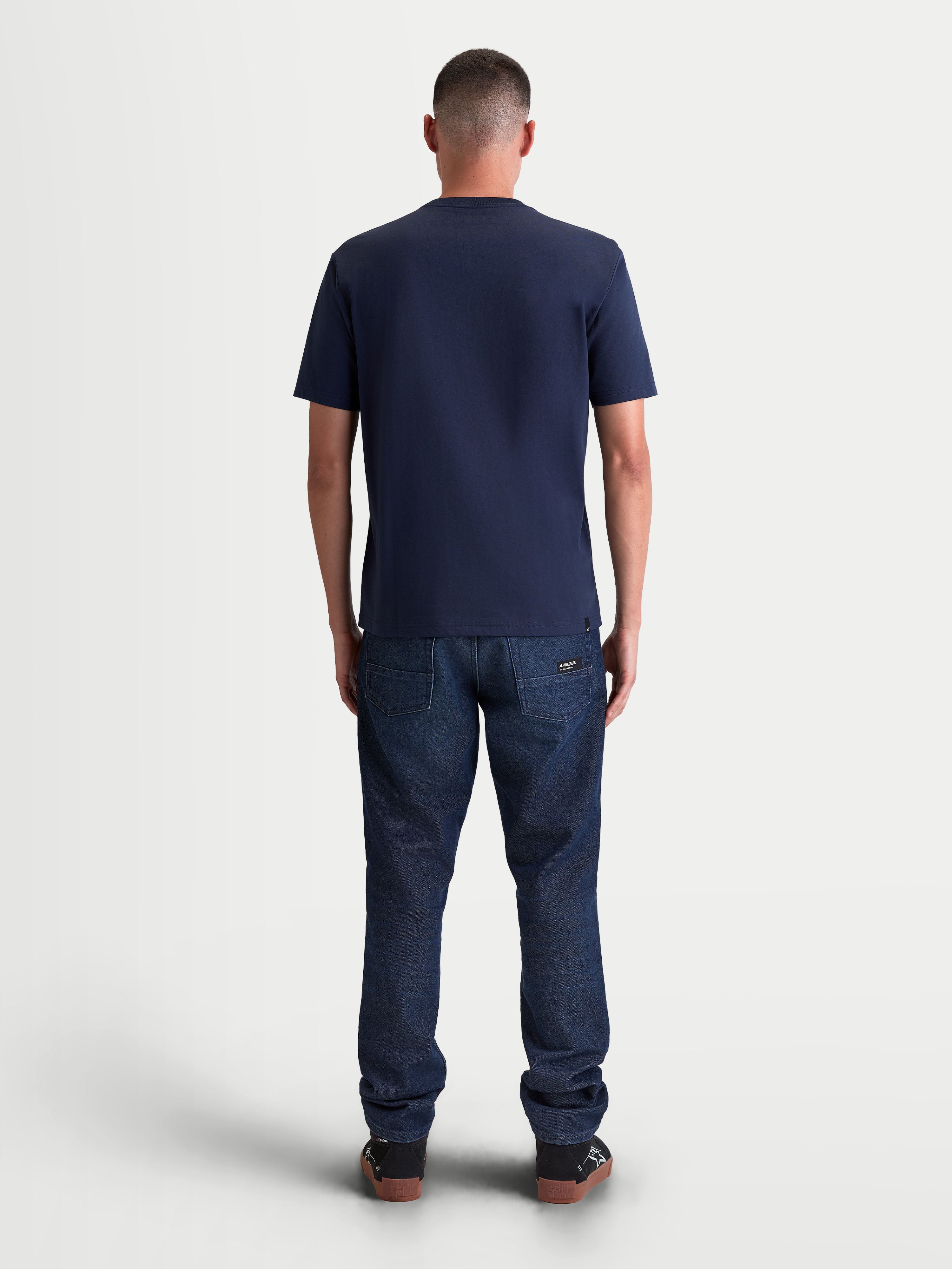 Alpinestars Ageless 2.0 CSF, t-shirt de sportswear à manches courtes pour homme, bleu marine, vue de dos sur modèle montrant la coupe cut-and-sew structurée et la confection en mélange de coton et polyester premium pour un style décontracté quotidien.